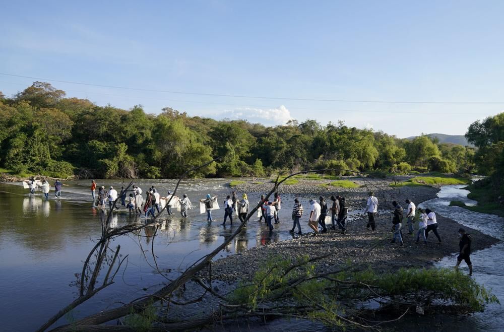 Mexicans cross river to confront Army about gangs